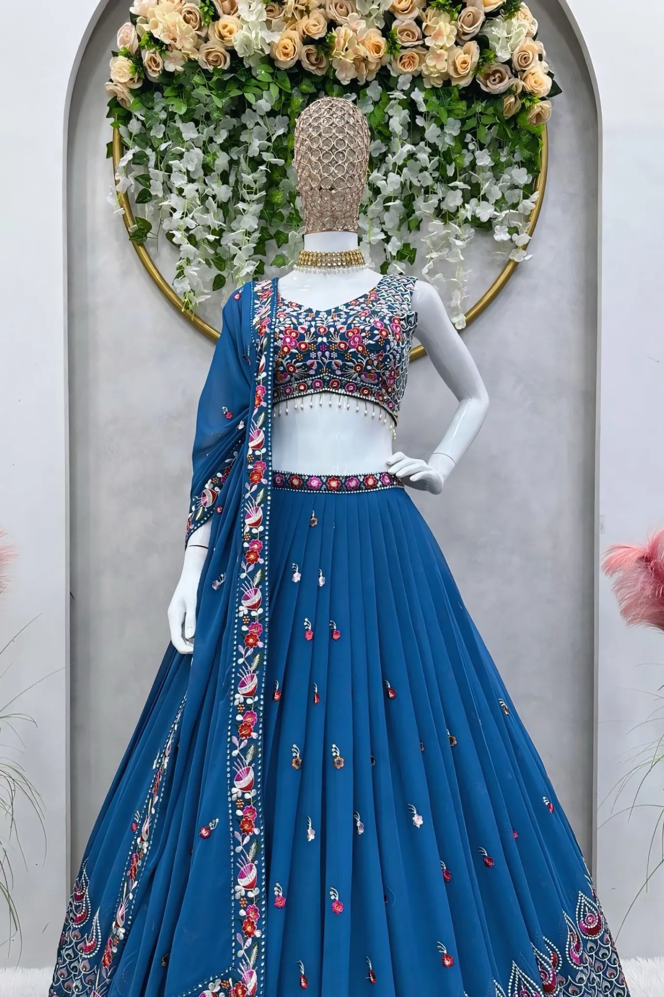 A CHOLI SLEEVELESS DESING THAT HIGHLIGHTS ELABORATE FLORAL AND GEOMETRIC PETTERNS